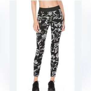 KORAL KNOCKOUT LEGGING IN BLACK CAMO SIZE SMALL